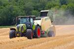 Claas Arion 650 mit Krone VaroPack V165XC Rundballenpresse am 13.07.26 bei Langenselbold