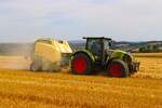 Claas Arion 650 mit Krone VaroPack V165XC Rundballenpresse am 13.07.26 bei Langenselbold