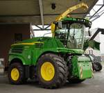 =John Deere 8300 i, ausgestellt im John Deere-Forum Mannheim im November 2019
