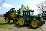 John Deere 6330 mit angeh�ngter Pflanzenschutzspritze in Transportstellung, Mai 2013
