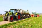 Claas Axion 810 mit Zubringer Fass am 13.04.24 bei Bruchköbel (Main Kinzig Kreis)