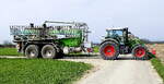 Gülle-Pumpfass Eckert Lupus line, in Transportstellung mit Allrad-Schlepper von Fendt, März 2026