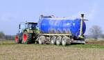 G�lletankwagen mit 32 Kubikmeter Inhalt, bringt G�lle aufs Feld zum Betanken der G�lle-Selbstfahrer, M�rz 2026