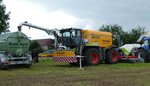 Claas Xerion 4000 mit Zunhammer Güllerbehälter (16000 l) ausgestellt bei der Kreistierschau des Landkreises Fulda im Juni 2016