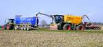 Zuni-X-Trac, ein G�lleselbstfahrer auf Basis des Claas 4000 Xerion saddle trac beim Bef�llen des Tanks aus dem Transportfahrzeug, April 2026