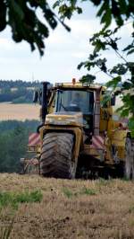 Sprharbeiten auf dem Feld in Zeulenroda. Ackerfahrzeug MAS. Foto 21.07.12