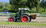 Fendt Allradschlepper mit angebautem Düngerstreuer bei der Arbeit, Aug.2025