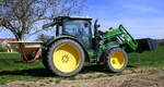 JD Allradschlepper mit angebautem D�ngestreuer und hydraulischem Frontheber, April 2026