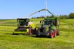 LU Schmidt Ronneburg Claas Jaguar 950 mit Fendt Vario 728+ Krone TX460 am 28.04.26 bei Nieder-Seemen am Rande des Vogelsberg beim 1. Schnitt H�ckseln