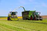 LU Schmidt Ronneburg Claas Jaguar 950 mit Fendt Vario 728+ Krone TX460 am 28.04.26 bei Nieder-Seemen am Rande des Vogelsberg beim 1. Schnitt H�ckseln