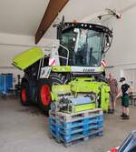 =Beim Claas Jaguar wird der Reparaturfortschritt fachkundig beurteilt! Gesehen beim Firmengeburtstag:  66 Jahre Lohnunternehmen HERRLICH  aus Langenbieber, 06-2026