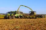 LU Schmidt Ronneburg mit dem nagelneuen Claas Jaguar 1200 und Orbis 10500 und Claas Axion 870 mit Krone H�ckselwagen am 23.08.23 bei der Maisernte 2026 zwischen Langenselbold und Ronneburg 