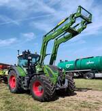 =Fendt Cargo 5x-Frontlader, angebaut an einen Fendt Vario, gesehen beim Firmengeburtstag:  66 Jahre Lohnunternehmen HERRLICH  aus Langenbieber, 06-2026