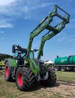 =Fendt Vario 724 mit Fendt-Frontlader Cargo 5X, gesehen beim Firmengeburtstag:  66 Jahre Lohnunternehmen HERRLICH  aus Langenbieber, 06-2026
