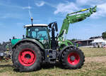 =Fendt Vario 724 mit Fendt-Frontlader Cargo 5X, gesehen beim Firmengeburtstag:  66 Jahre Lohnunternehmen HERRLICH  aus Langenbieber, 06-2026