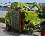 Claas Mähdrescher mit eingeklappten Mähwerk, wird von einem Traktor gezogen und durch die Zapfwelle angetrieben, gesehen  beim „Baurefest in Brotebach“.  14.05.2023