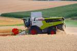 Claas Lexion 5400 am 14.07.26 bei Frankfurt Bergen-Enkheim beim Weizen Dreschen