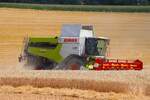 Claas Lexion 5400 am 14.07.26 bei Frankfurt Bergen-Enkheim beim Weizen Dreschen
