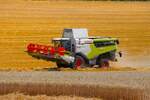 Claas Lexion 5400 am 14.07.26 bei Frankfurt Bergen-Enkheim beim Weizen Dreschen