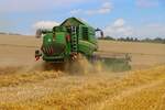 LU Schmidt Ronneburg beim Weizen Dreschen am 20.07.25 mit einen John Deere T550 i Hillmaster