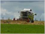 Zum Vergleich mit ID 40689, die moderne Getreideernte von heute, hier mit einem Claas Medion 310 Mhdrescher, gesehen am 02.08.2010 im Norden von Luxemburg.