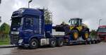 =DAF XF-Sattelzug vom HEAVYTEAM transportiert einen Komatsu-Radlader, 09-2022 