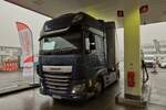 DAF XF 480, Sattelzug, hat seine Kraftstoffvorr�te aufgef�llt. 12.2025