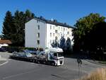 DAF-XF transportiert am offenen Sattelauflieger verzinkte Stahlbauteile; 260812