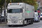 DAF Sattelzug m�ht sich durch die Stra�en von L�ttich.