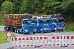  Auf einer wegen Filmaufnahmen gesperrten Strecke standen diese 3 Laster zum Fotografieren in Position. 2 Scania Holztransporter und ein Daf mit Tieflader.  17.06.2017