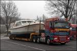Dieser DAF XF105.460  SpaceCab  der Van de WETERING B.V. YACHTTRANSPORTEN war der einzigste Lkw mit Westeuopischen Kennzeichen... Aufgenommen am 07.02.2009 auf dem Rastplatz Sauerland-West. 
