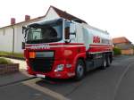 DAF 440-Tankwagen von AVIA-Knittel steht zur Heizoelanlieferung in 36100 Petersberg-Marbach im Juni 2015