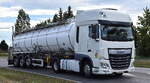 Dieser Tanksattelzug (nur für Lebensmittel/wahrscheinlich Milch) mi DAF XG 460 EURO 6 Zugmaschine kommt aus Polen, am 20.09.23 Höhe Bahnübergang Bahnhof Rodleben.