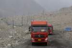 2 Dongfeng Kinland kämpfen sich auf dem Karakorum-Highway bergwärts, 16.8.2014