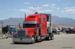 Freightliner Classic XL auf einem Truck Stop in Kingman, AZ.