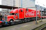 Der Coca Cola Truck auf einen Flachwagen in Frankfurt am Main Hbf im Coca Cola zug am 17.12.23