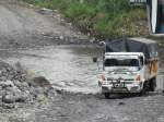 Ein Hino Kleinlastwagen klettert aus einer Flussfurt nahe Macas, Ecuador am 16.02.2011.
