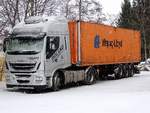 IVECO STRALIS-500, trotzt samt 40'Container dem Schneetreiben; 171209