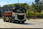 Iveco mit Schuttmulde unterwegs in der Stadt Freiburg am 27.04.2026