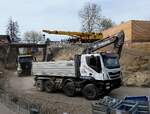 IVECO mit MEILLER Kipperaufbau bei der Bahn-Straßenbaustelle entlang der B143 nächst dem Bhf.