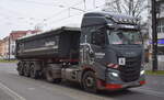 Hahn Transportlogistik GmbH mit einem Sattelkipper mit IVECO Zugmaschine am 24.01.23 Berlin Karlshorst.
