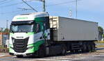 VERBIO Logistik GmbH mit Sattelkipper mit optisch beeindruckender IVECO S-WAY 480 (CNG = Biogas) Zugmaschine am 27.09.23 Höhe Bahnübergang Bahnhof Rodleben.