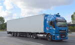 REINERT Logistic GmbH & Co. KG mit einem Sattelzug mit einer erdgasangetriebenen IVECO NP 450 Zugmaschine am 26.09.22 Berlin Marzahn.