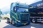 Eine Iveco S-Way Zugmaschine von Fischer am 27.6.26 beim Trucker Festival in Interlaken.