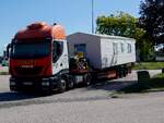 IVECO stralis-460 legt samt Tiefladerauflieger an einer Autobahnrastst�tte eine Pause ein; 260722