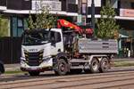 IVECO Kipper mit Kranaufbau, auf dem Weg zur n�chsten Baustelle.