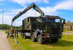 Gepanzerter IVECO LKW mit Kran am 06.06.26 beim Tag der Bundeswehr in Kastella