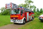 Feuerwehr Hanau Großauheim IVECO Magirus DLK 23/12 am 08.05.22 beim Mainuferfest