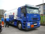 Iveco Stralis 430 des Treibstoffhändlers Wingenfeld liefert Diesel für ein Kanalsanierungsfahrzeug, 08.04.09