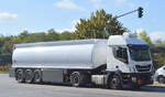 Cetan Logistik GmbH & Co. KG mit einem Tanksattelzug mit IVECO 400 Zugmaschine lt. UN-Nr. mit Dieselkraftstoff befüllt am 30.09.22 Berlin Marzahn. 